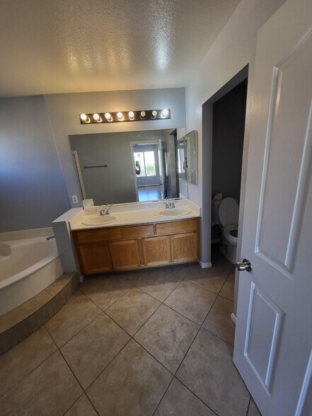 Building Photo - 2690 African Violet Ave
