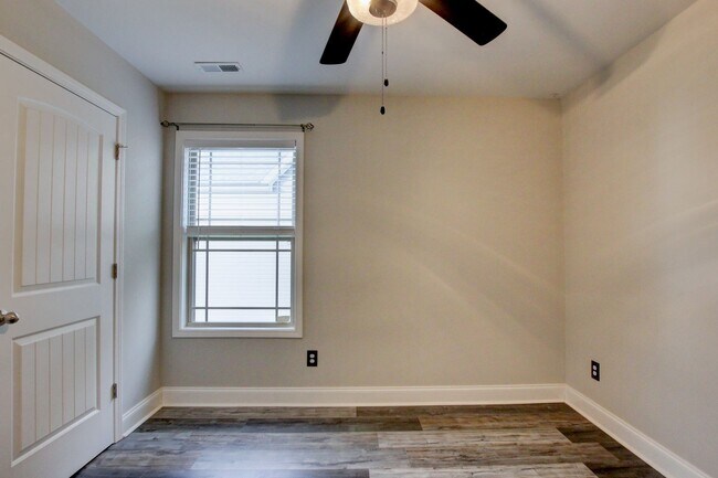 Building Photo - Sharp 3bed 2 ba.  upgrades throughout.