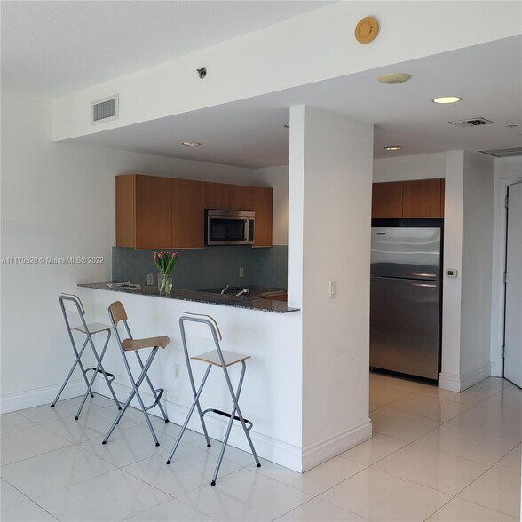 Building Photo - 1060 Brickell Ave
