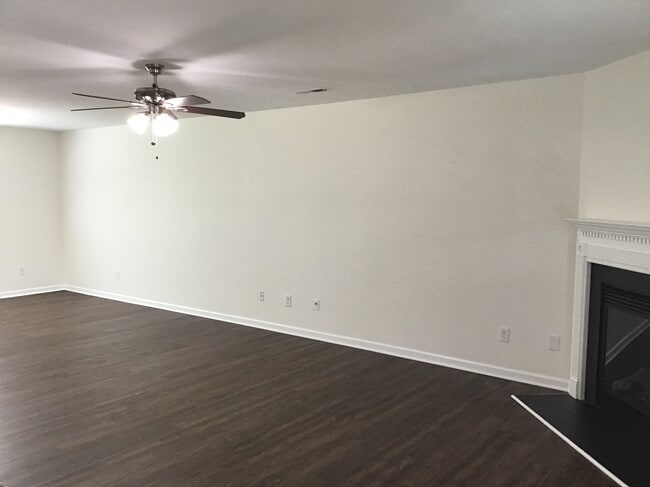 Building Photo - 2044 Longburn Dr
