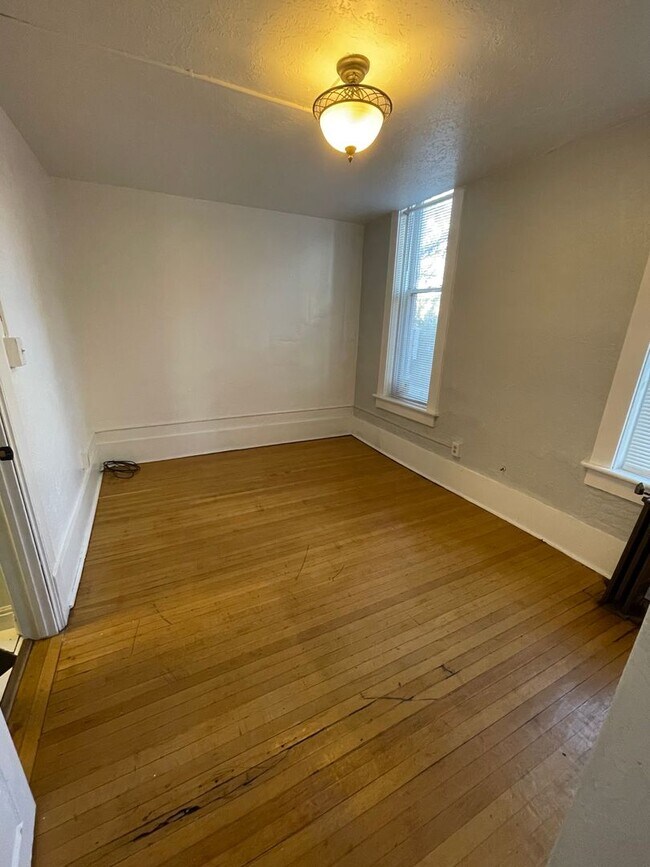 Building Photo - Pet Friendly 2 bedroom Apartment in SLC avenues
