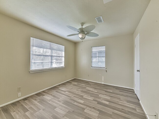 Building Photo - 900 Bonita Dr