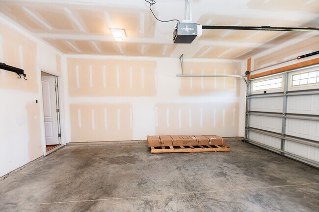 Building Photo - Amazing 4 bedrooms, 2.5 baths 2-story home in Clemmons w/ 2 car garage/fenced in backyard