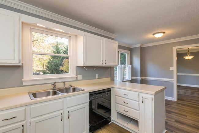 Building Photo - 508 Somerset Dr