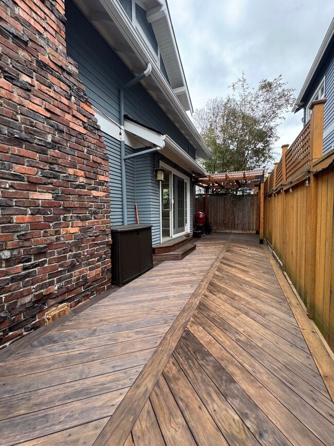 Building Photo - Warm & cozy 5 bed 2.5 bath home in the hea...