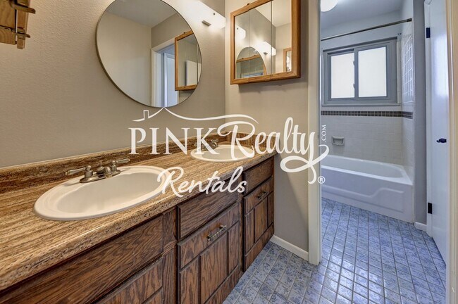 Building Photo - Nice 4 Bedroom Close to Peterson AFB and S...