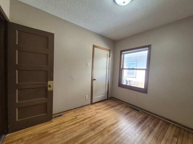 Building Photo - Single Family Home located south of Como Park! Apply TODAY!