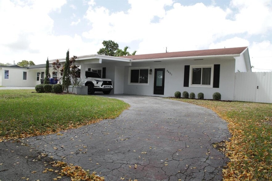 Primary Photo - 6451 Pershing St