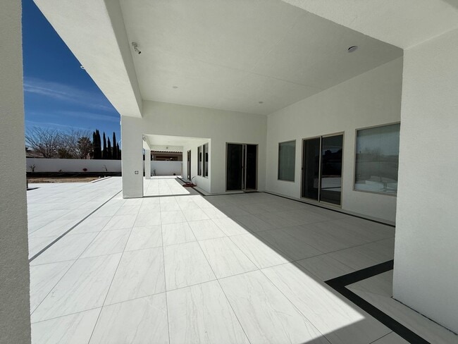 Building Photo - Stonebrook Estates-3 Bedrooms, 3351 SQFT of Luxury & Entertainment