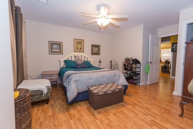Building Photo - 3 BR, 2 BA House