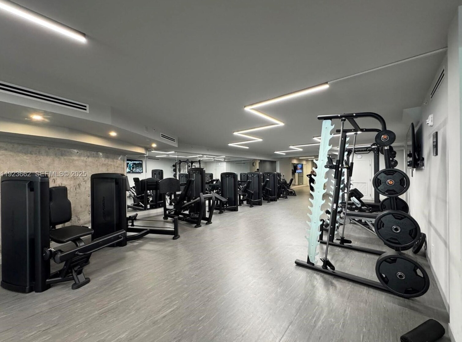 Building Photo - 400 S Pointe Dr