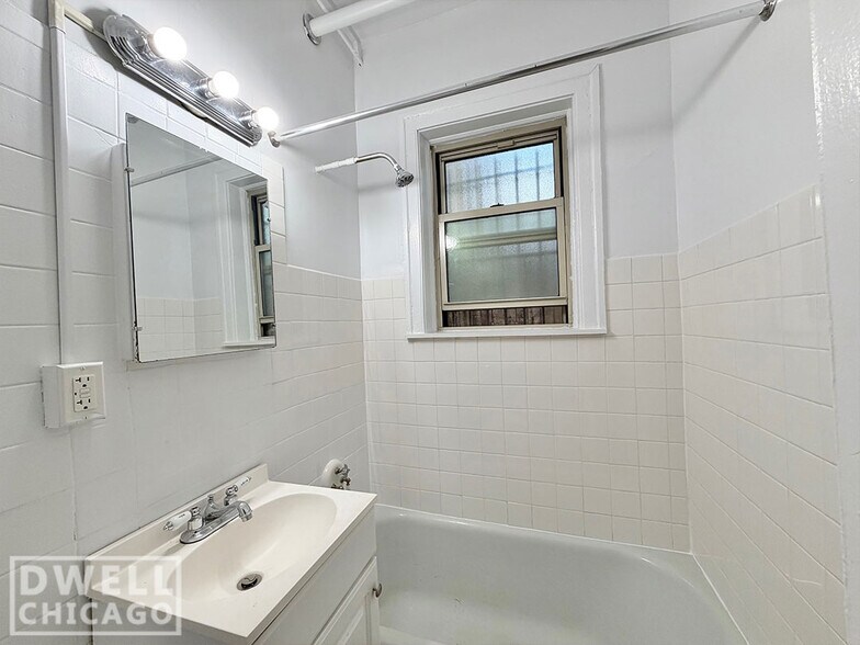Building Photo - 2532 N Sawyer Ave