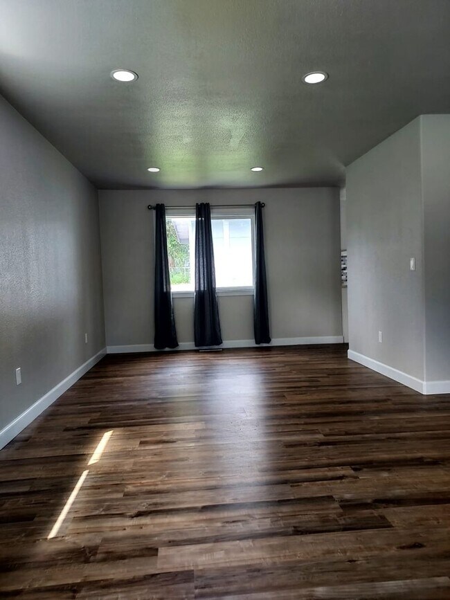 Building Photo - 2 Story Remodeled Single-Family Home in Po...