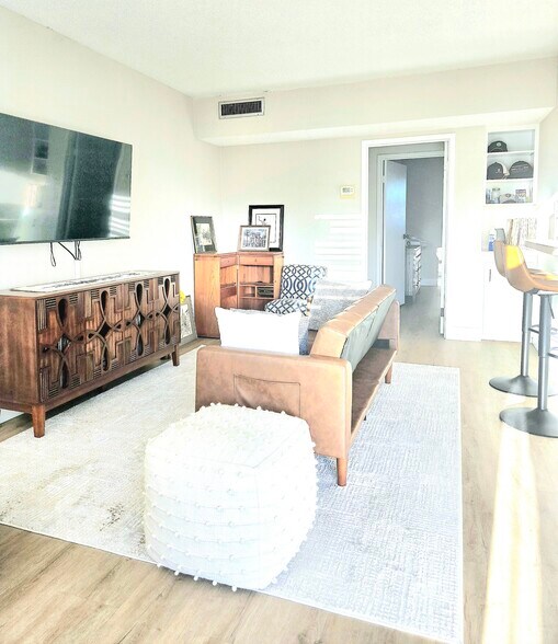 Building Photo - 2873 S Osceola Ave