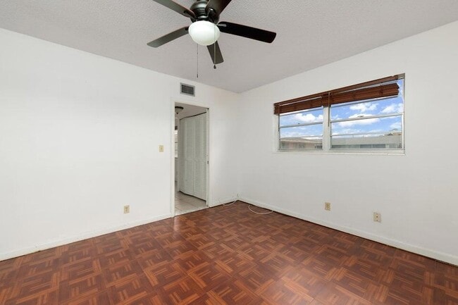 Building Photo - 260 Norwich K