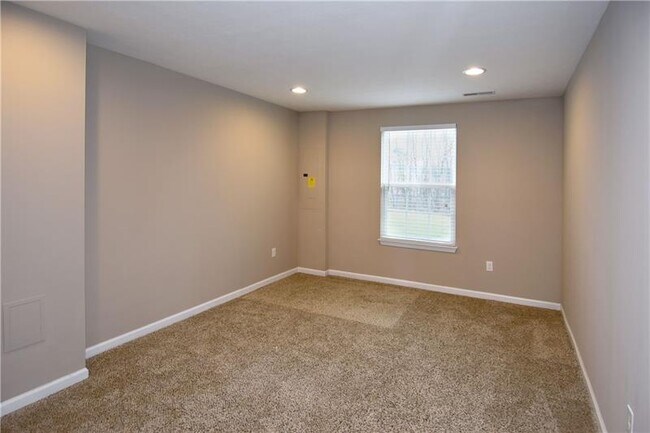 Building Photo - 618 Edison Dr