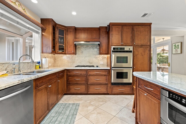 Building Photo - 1342 Skyline Dr