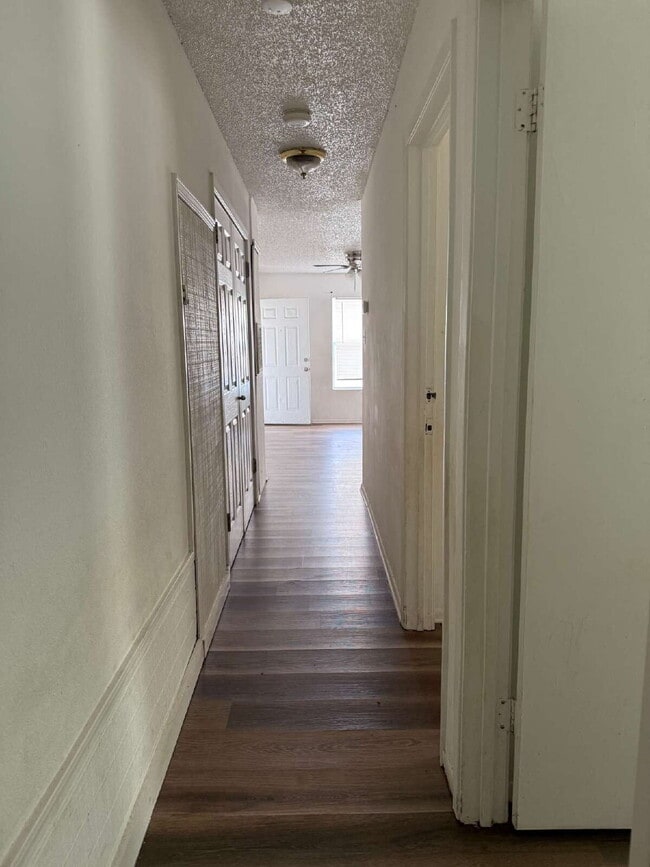 Building Photo - Two Bedroom Charmer with Washer & Dryer In...