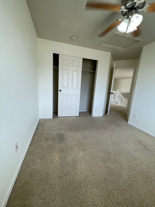 Building Photo - 4 Bedroom 3 Bathroom Home Available now!