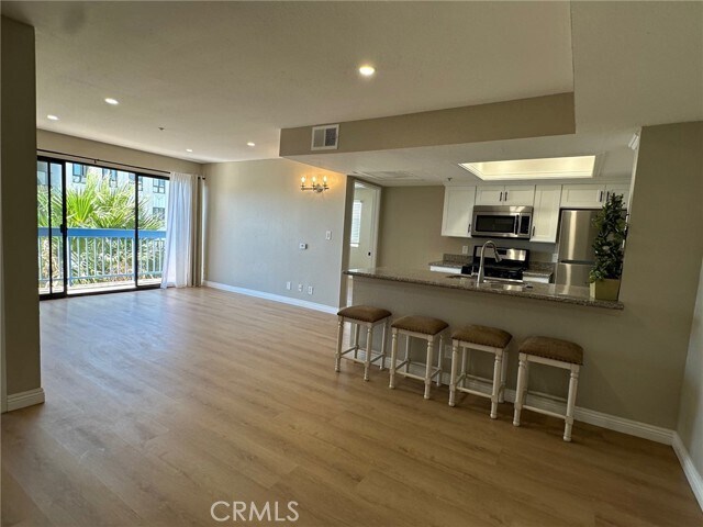 Building Photo - 1052 S Mariposa Ave