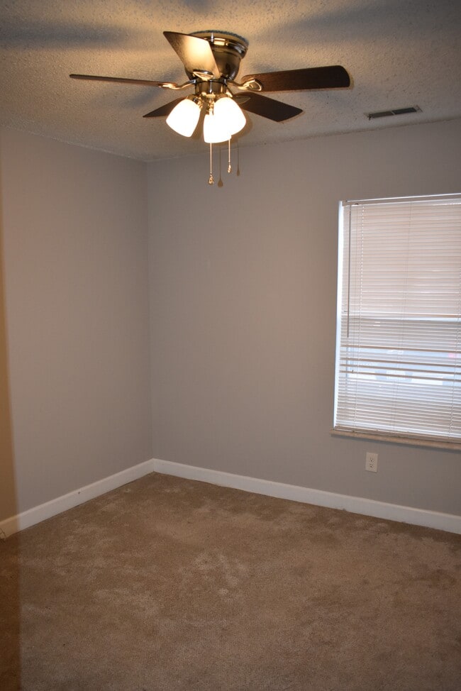 Building Photo - 2317 Highland Hill Dr