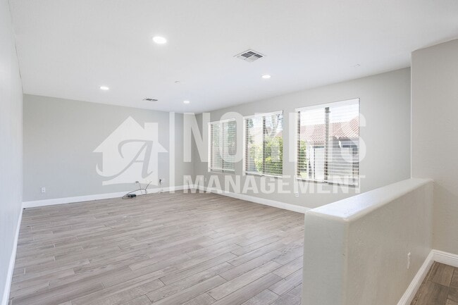 Building Photo - 1553 E Alba Dr