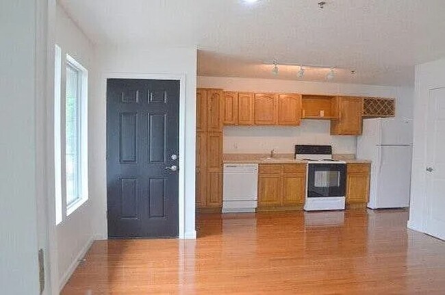 Building Photo - 411 E Scott St