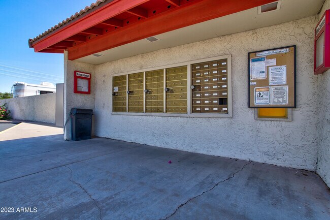 Building Photo - 633 W Southern Ave