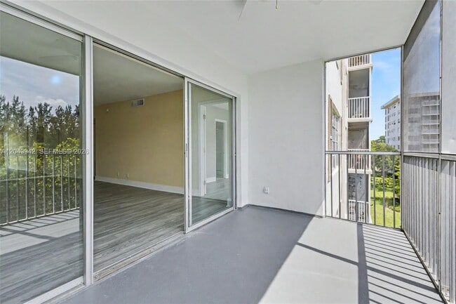 Building Photo - 3250 N Palm Aire Dr