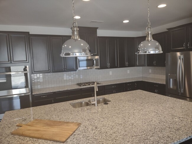 Building Photo - 3BD/3.5BA Ranch-Style Home in Creek Park!