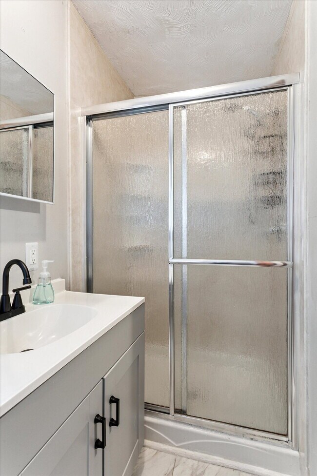 Building Photo - "Charming 3-Bedroom Retreat with 2 Full Baths in Hampton – Spacious 1494 Sq Ft Gem!"