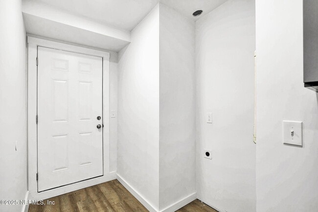 Building Photo - 1714 Brookview Dr S