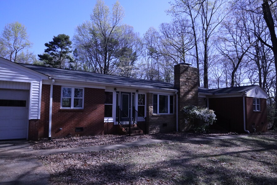 Building Photo - Room in Single Family Home on Mineral Springs Rd