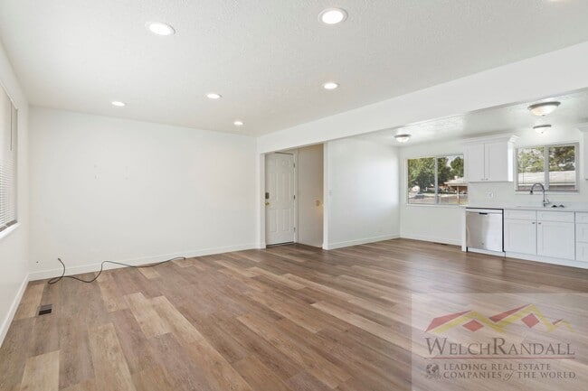 Building Photo - 4 Bedroom 2 Bath Duplex Home in Washington...
