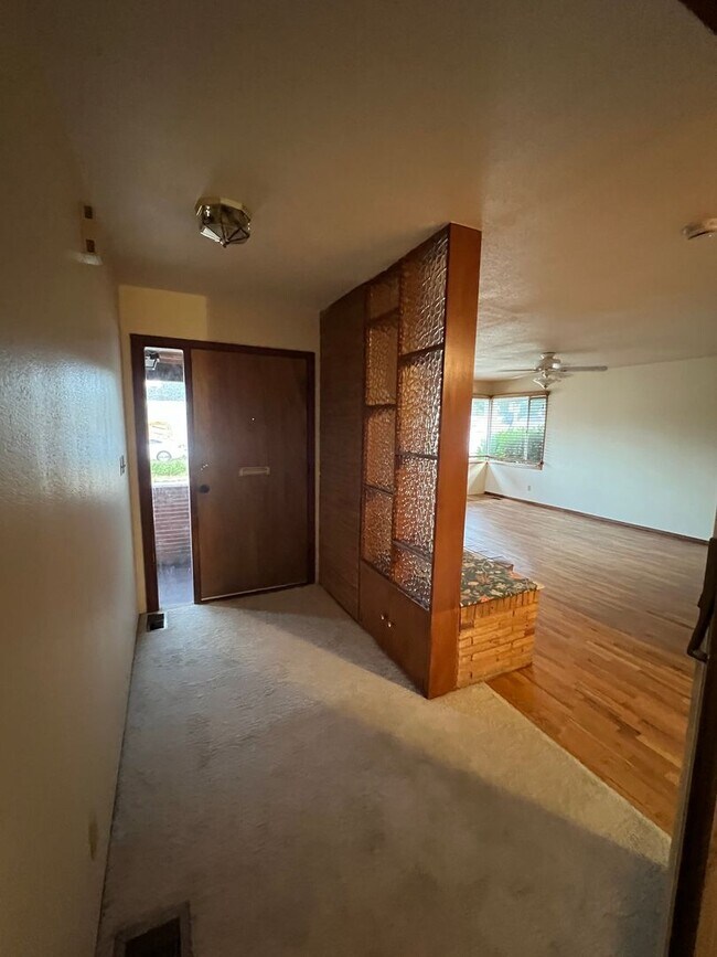 Building Photo - Charming home in a great neighborhood