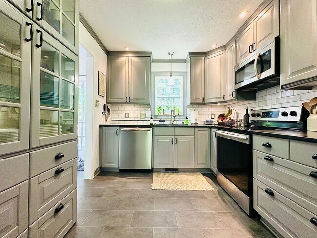 Building Photo - Beautiful 3 Bed, 2 Bath Home by Nature Preserve