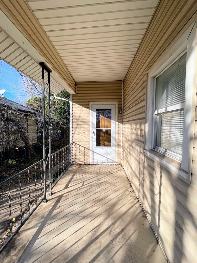 Building Photo - 2 Bed 1 Bath with 2-Car Detached Garage