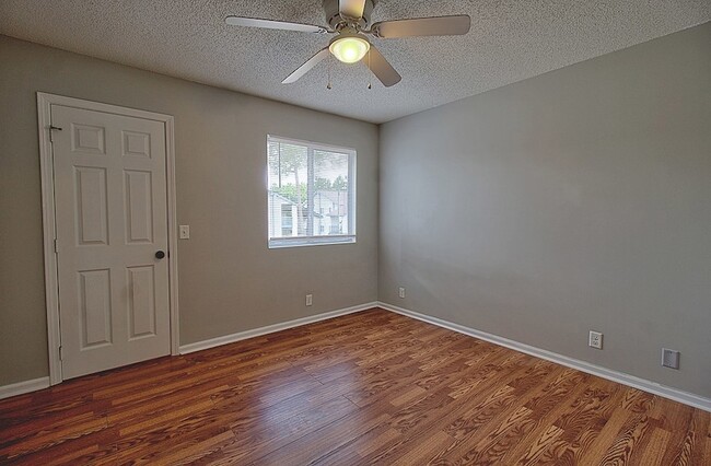 Building Photo - 910 Brett Dr