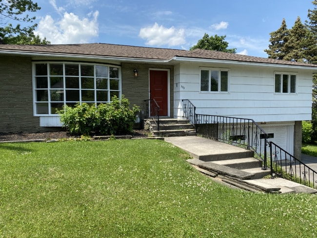 Building Photo - 102 Chaumont Dr