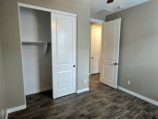 Building Photo - UPGRADED LIKE-NEW 3-BEDROOM WITH COMMUNITY POOL