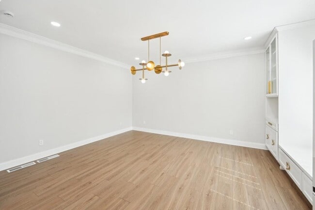 Building Photo - 1600 Spring Arbor Ct