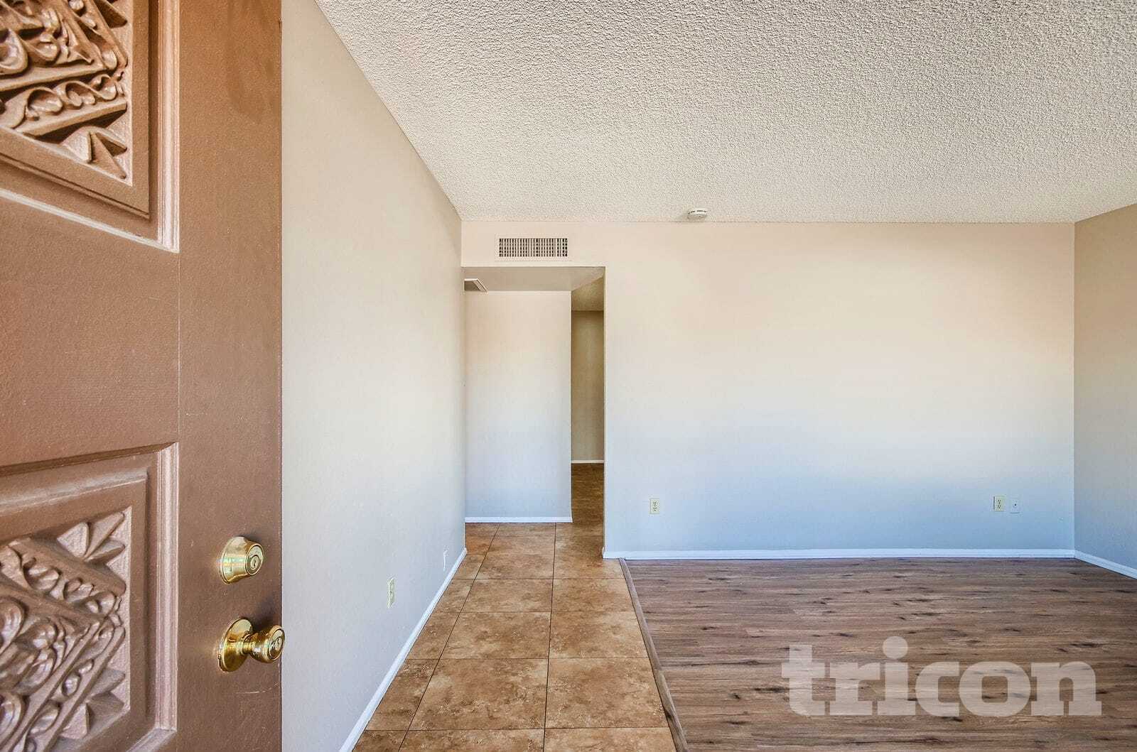 Building Photo - 4201 W Sunnyside Ave