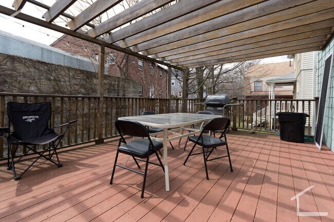 Building Photo - No Security Deposit, Heat, Hot Water Inclu...