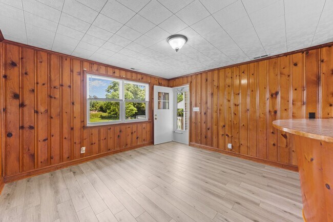 Building Photo - 3 Bed 2 Bath Marshallberg Home Available now