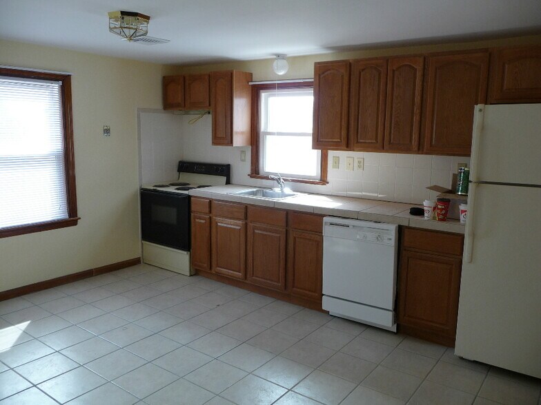 Building Photo - 213 Suffolk Ave