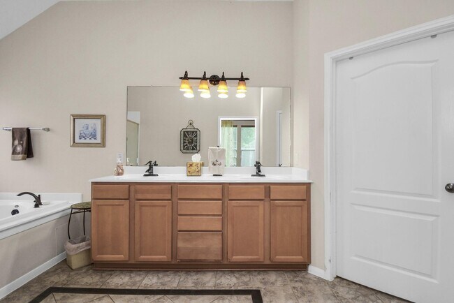 Building Photo - 3311 Raintree Village Dr