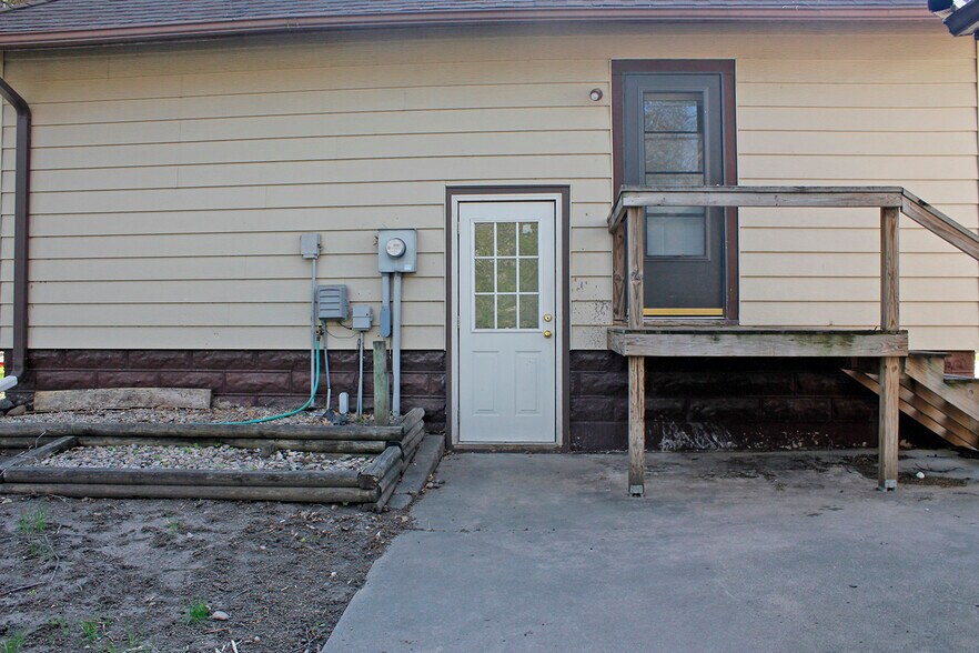 Building Photo - 909 6th Ave