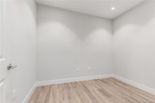 Building Photo - 41 SW Seminole St