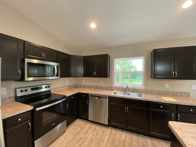 Building Photo - Custom Home - Desirable SW Ocala Neighborh...