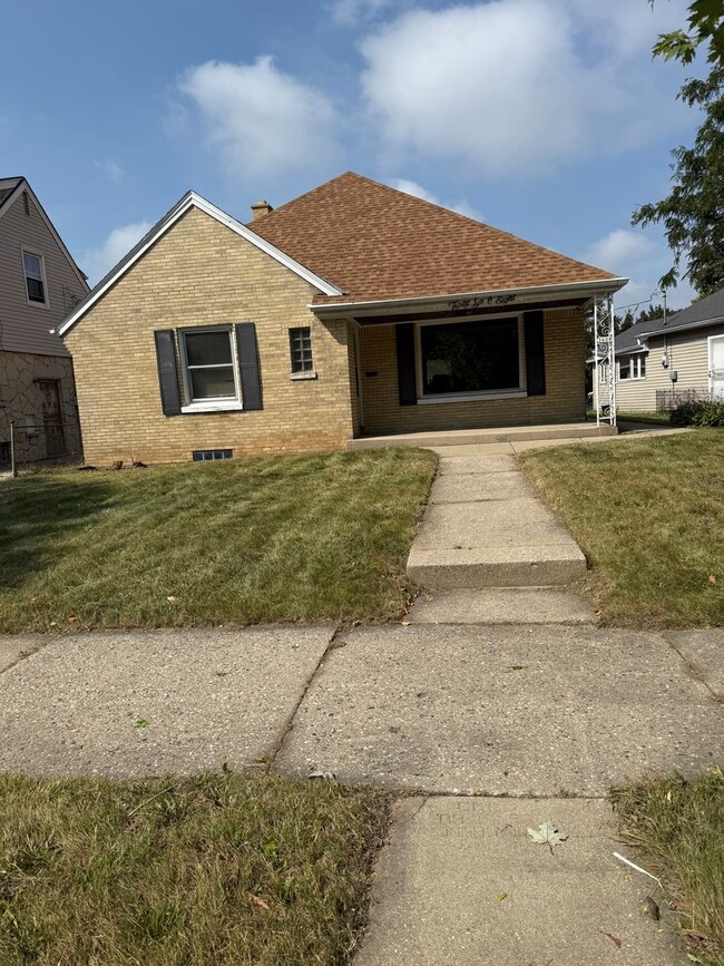 Building Photo - 3BR SINGLE FAMILY, NICE!!, BRICK, PARKING,...
